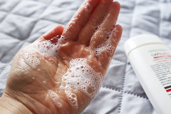 șampon tip tratament antimătreață Gerocossen Capilmed cu acid salicilic și climbazol_păreri și review_textură spumă