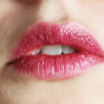 cum e rujul cu balsam de buze Clinique Dramatically Different™ Shaping Lip Colour_Raspberry Glace_pe buzele mele_swatch