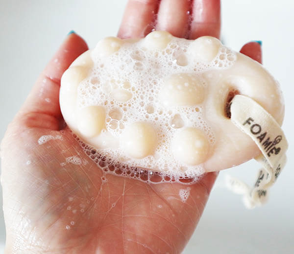 săpun pentru duș FOAMIE Shower Body Bar Papaya & Oat Milk_spumă și textură_review