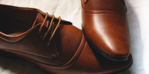 cum să-ți legi potrivit șireturile de la pantofii eleganți de costum pentru bărbați