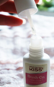 cum este lipiciul pentru unghii Kiss Power Flex Precision Brush-On Nail Glue_formulă și aplicare_păreri